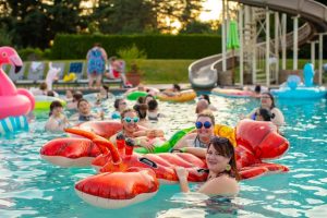 Un camping avec parc aquatique et plusieurs piscines.
