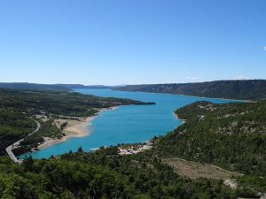 Les hébergements de camping au bord du lac de Sainte-Croix, idéaux pour un séjour en pleine nature