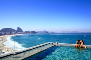 La joie d'une piscine en bord de mer 
