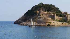 Un séjour à Tossa de Mar, mêlant détente sur les plages de sable fin et exploration du centre historique pittoresque.