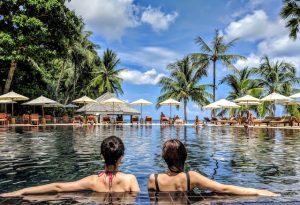 Une belle piscine éclairée pour des soirées magiques.
